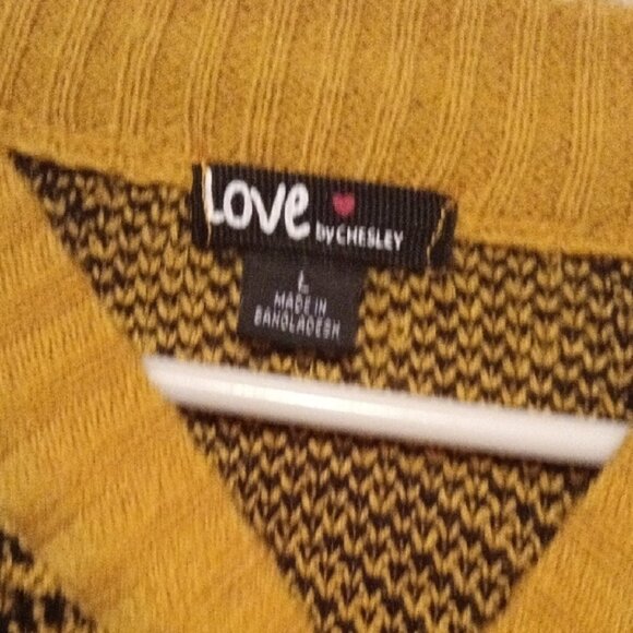 Cozy Yellow and Black Checkered Sweater Size Large - Picture 7 of 11